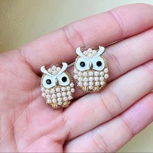 Cute GOLD TONE PEARL WHITE ENAMEL OWL PIERCED EARRINGS